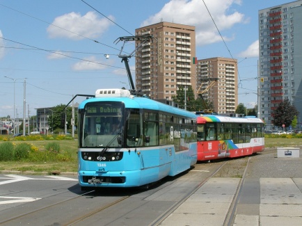 Souprava voz� VarioLF v �ele s vozem ev. �. 1346 na posilov�m spoji linky �. 1 v dob� kon�n� festivalu B4L | 4. �ervence 2026 | Martin Ve�e�a