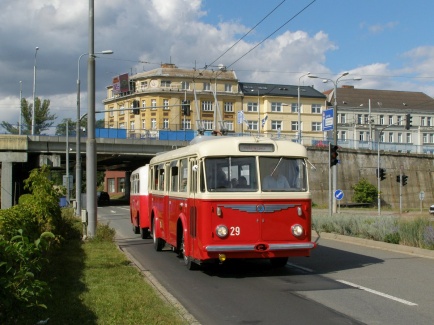 Souprava voz� 8Tr ev. �. 29 a B40 ev. �. 141 p�ij�d� do zast�vky Karolina U L�vky | 23. srpna 2026 | Martin Ve�e�a